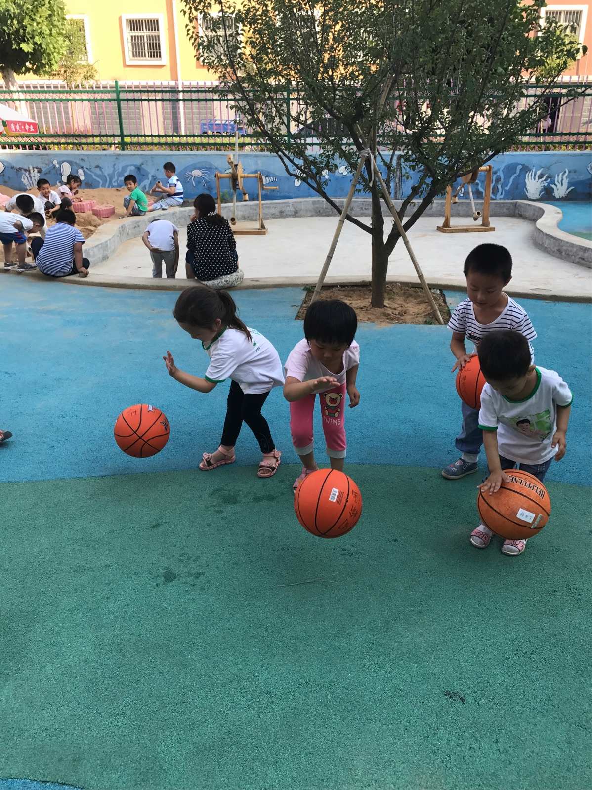 小班教案反思打气球幼儿游戏_小班体育游戏打气球课后反思_幼儿小班游戏打气球教案反思
