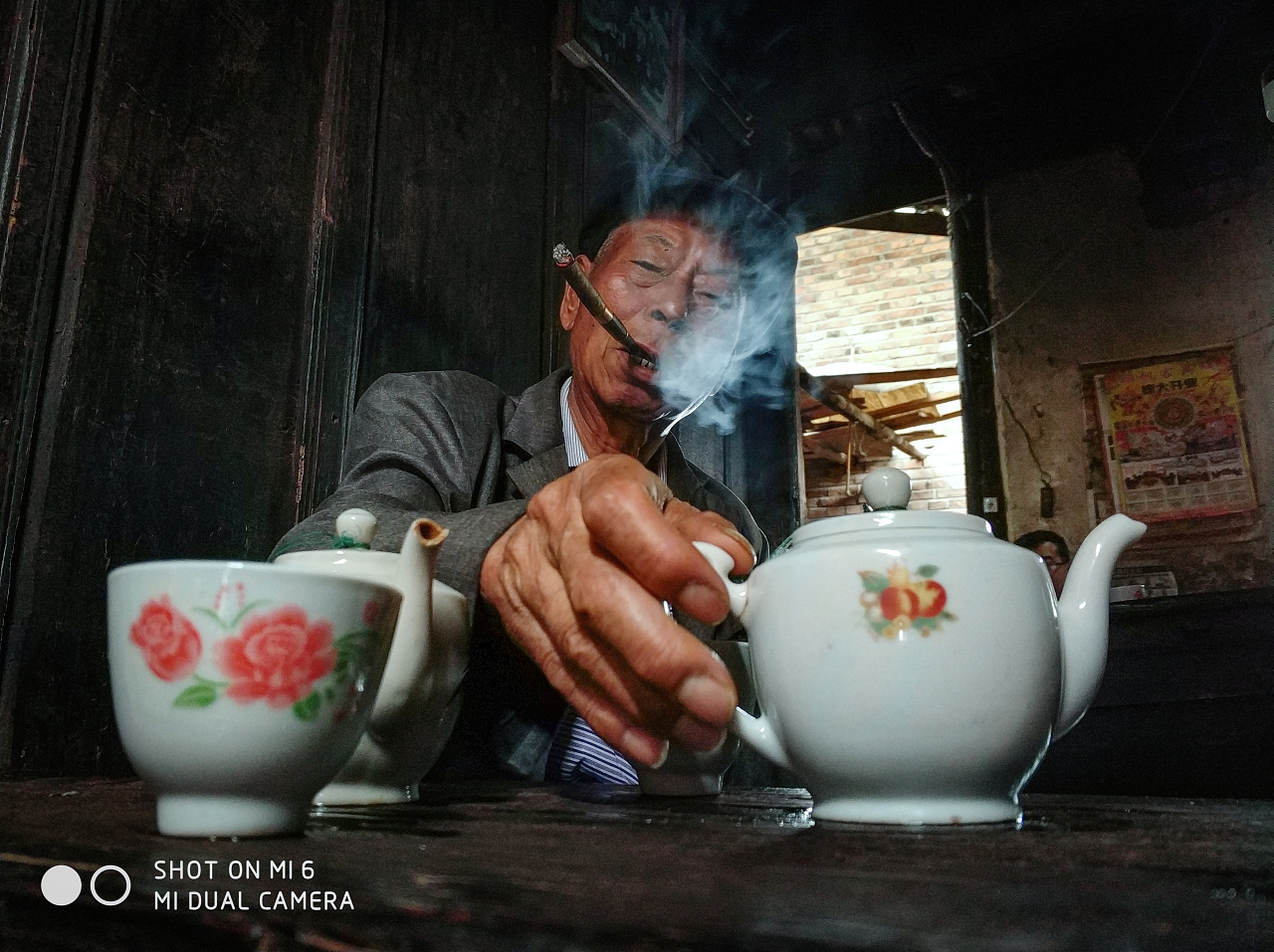 真实阳光下喷雪花图片_真实阳光下的花图片_阳光下的真实