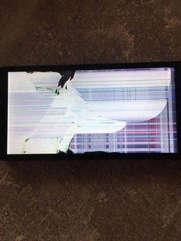 玩游戏摔手机的人多不多_玩游戏摔手机至于吗_摔玩手机游戏会怎么样