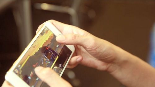 玩游戏摔手机至于吗_摔玩手机游戏会怎么样_玩游戏摔手机的人多不多