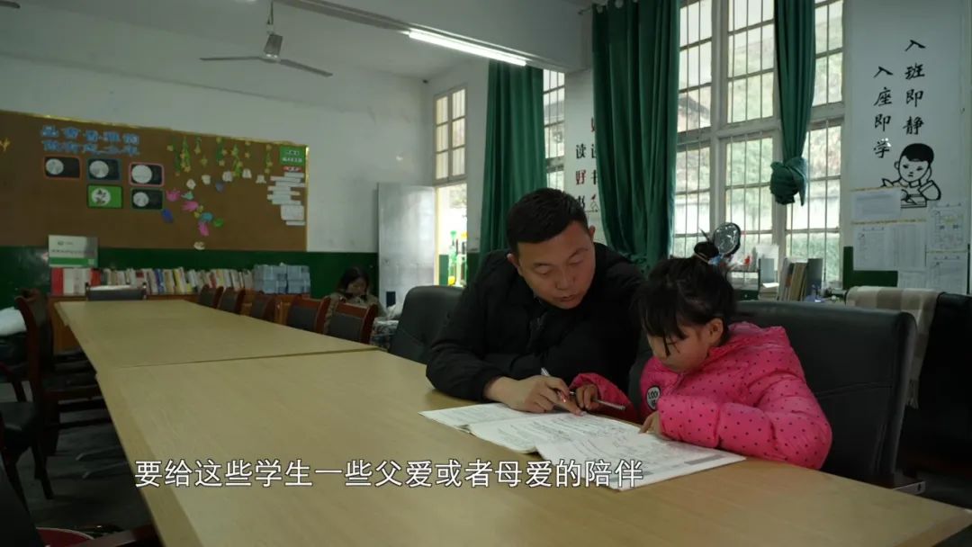 玩想手机游戏孩子让他玩_孩子想玩手机打游戏_想让孩子自己不玩手机游戏