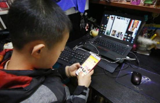 小孩子打游戏照片_小孩拿图片打手机游戏视频_小孩拿着手机打游戏图片