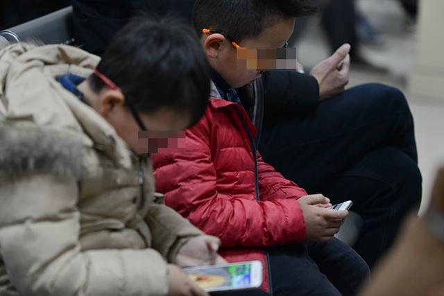小孩打游戏手机卡死了_小孩玩手机打游戏_小孩死卡打手机游戏犯法吗