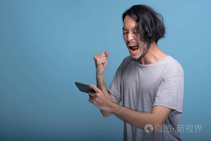 外国男人玩什么手机游戏_老外玩手游吗_外国玩男人手机游戏视频