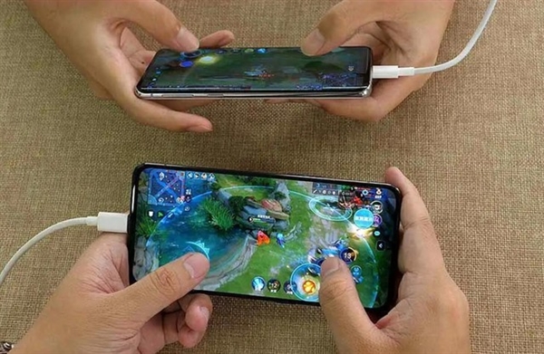 手机充电玩游戏好吗_充电手机一般游戏多久充满_一般游戏手机充电多久