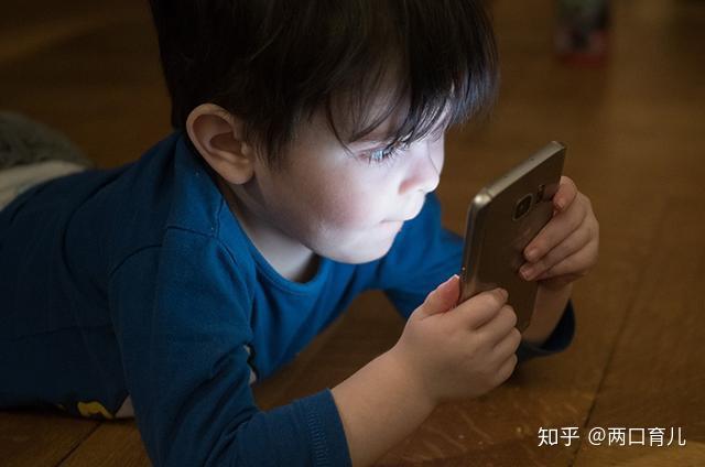 天天抱着手机玩游戏有病吗_生病玩游戏_抱病玩手机游戏有用吗