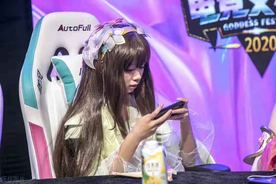 武汉女子玩手机游戏陪玩视频_武汉女子玩手机游戏陪玩_女孩陪玩游戏骗局