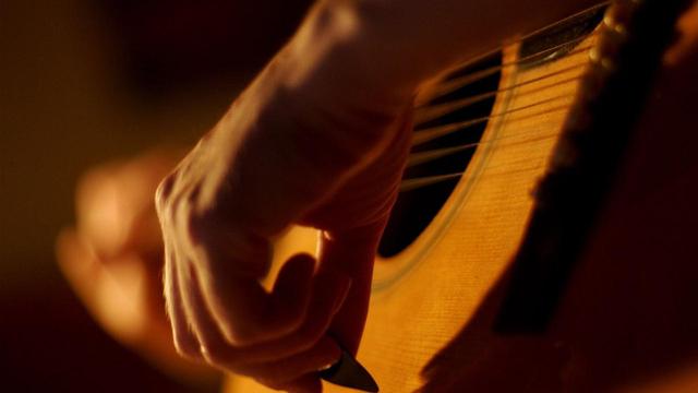 速写手拿手机_速写看手机_玩手机游戏速写