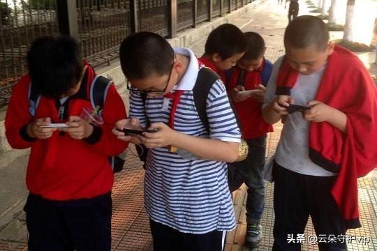 小孩在家带手机玩游戏好吗_在家小孩玩带手机好游戏怎么办_在家带小孩玩的游戏