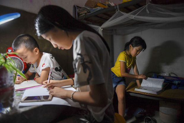 小学生偷拿手机玩游戏_偷拿小学玩生手机游戏怎么处理_偷拿小学玩生手机游戏违法吗