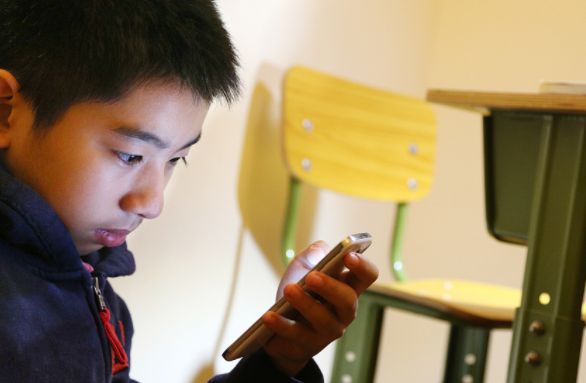 学生专用手机玩游戏好吗_学生玩游戏的手机_学生的游戏手机