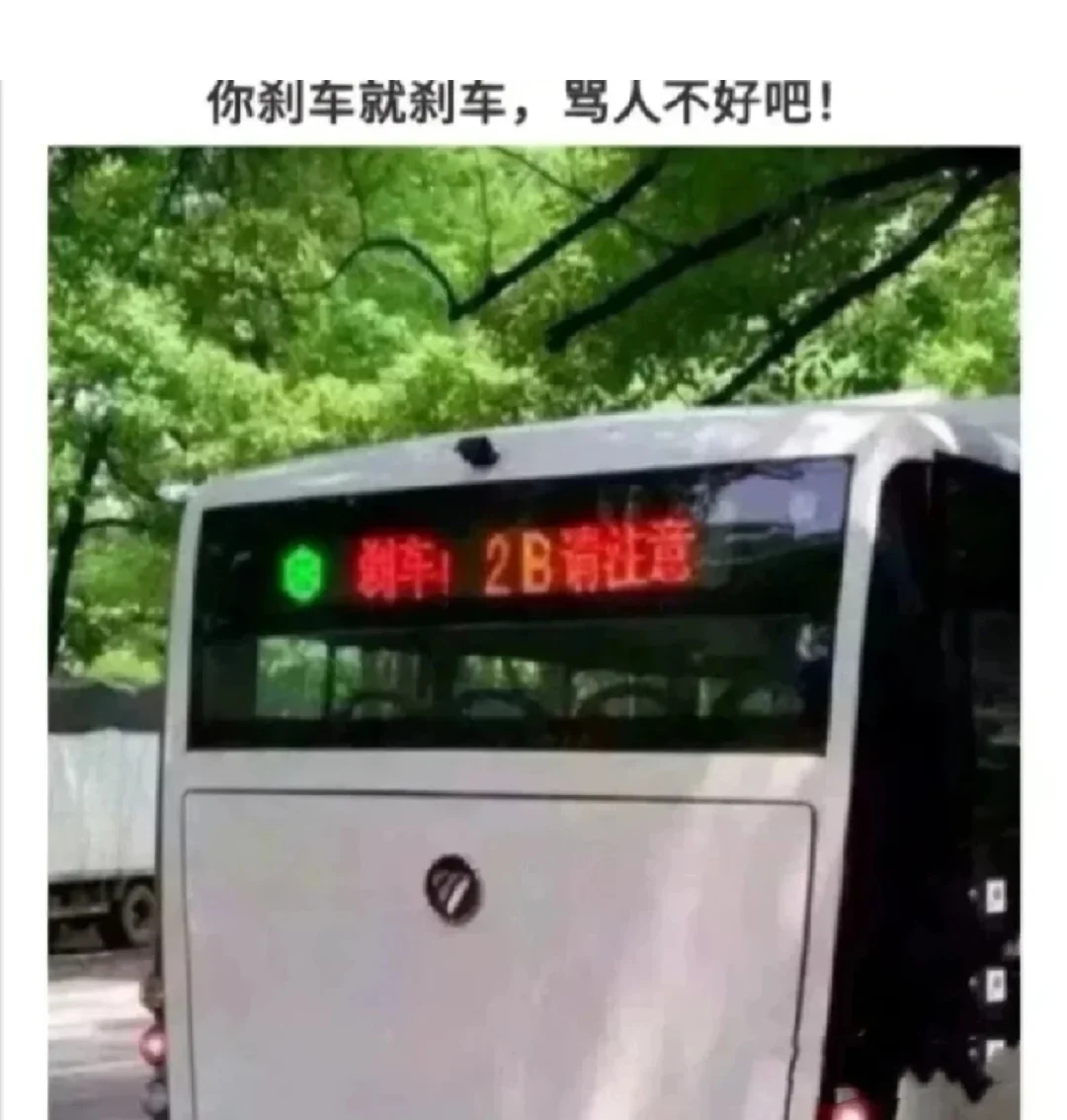 搞笑砸图片玩手机游戏_玩游戏砸手机搞笑图片_搞笑图片锤子