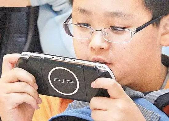 小学生买手机的游戏有哪些_小学生的手机里到底有什么游戏_买小学生手机游戏有风险吗