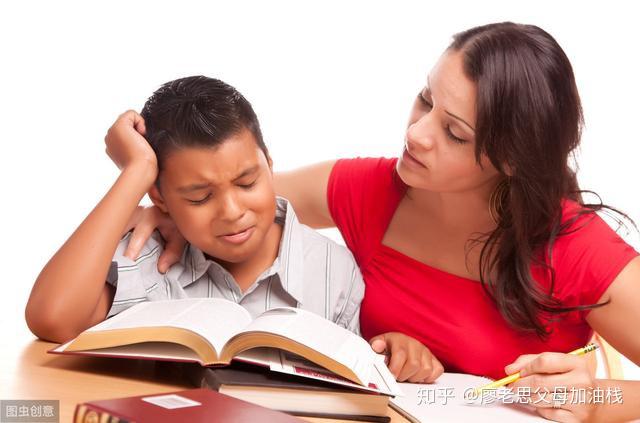 小孩玩手机视频小游戏_播放小孩玩手机_小孩玩手机视频素材