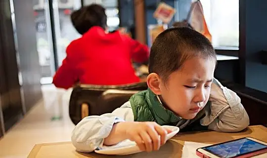 小孩玩手机视频素材_小孩玩手机视频小游戏_播放小孩玩手机